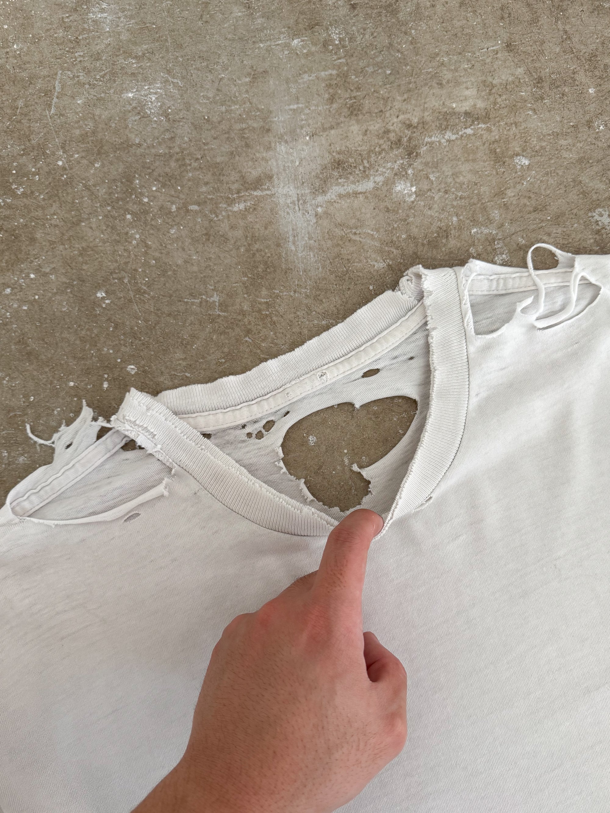 2000s/10s White Thrashed Blank Tee (L)