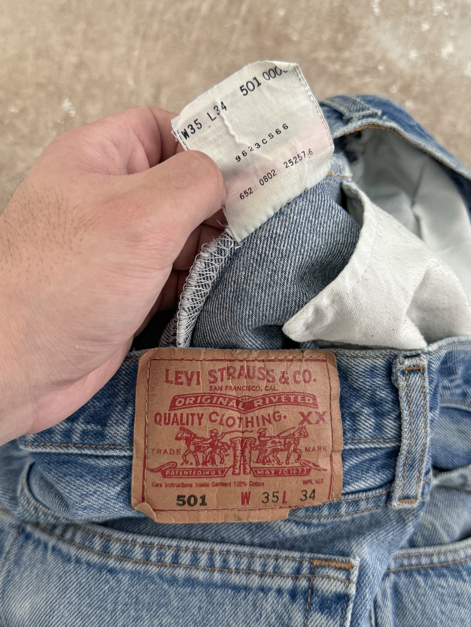 Early 00s Levis Faded Blue 501 Released Hem (33X28)