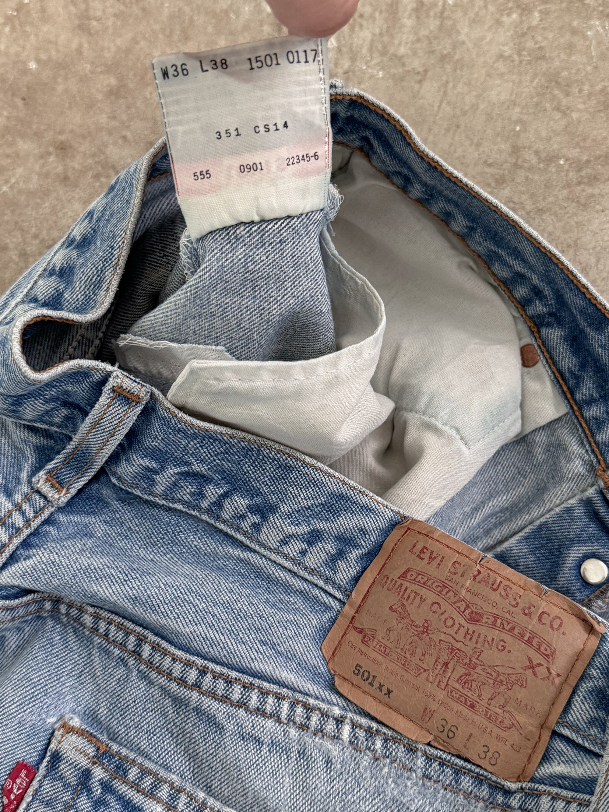 Early 00s Levis Faded Blue 501 (33X33)