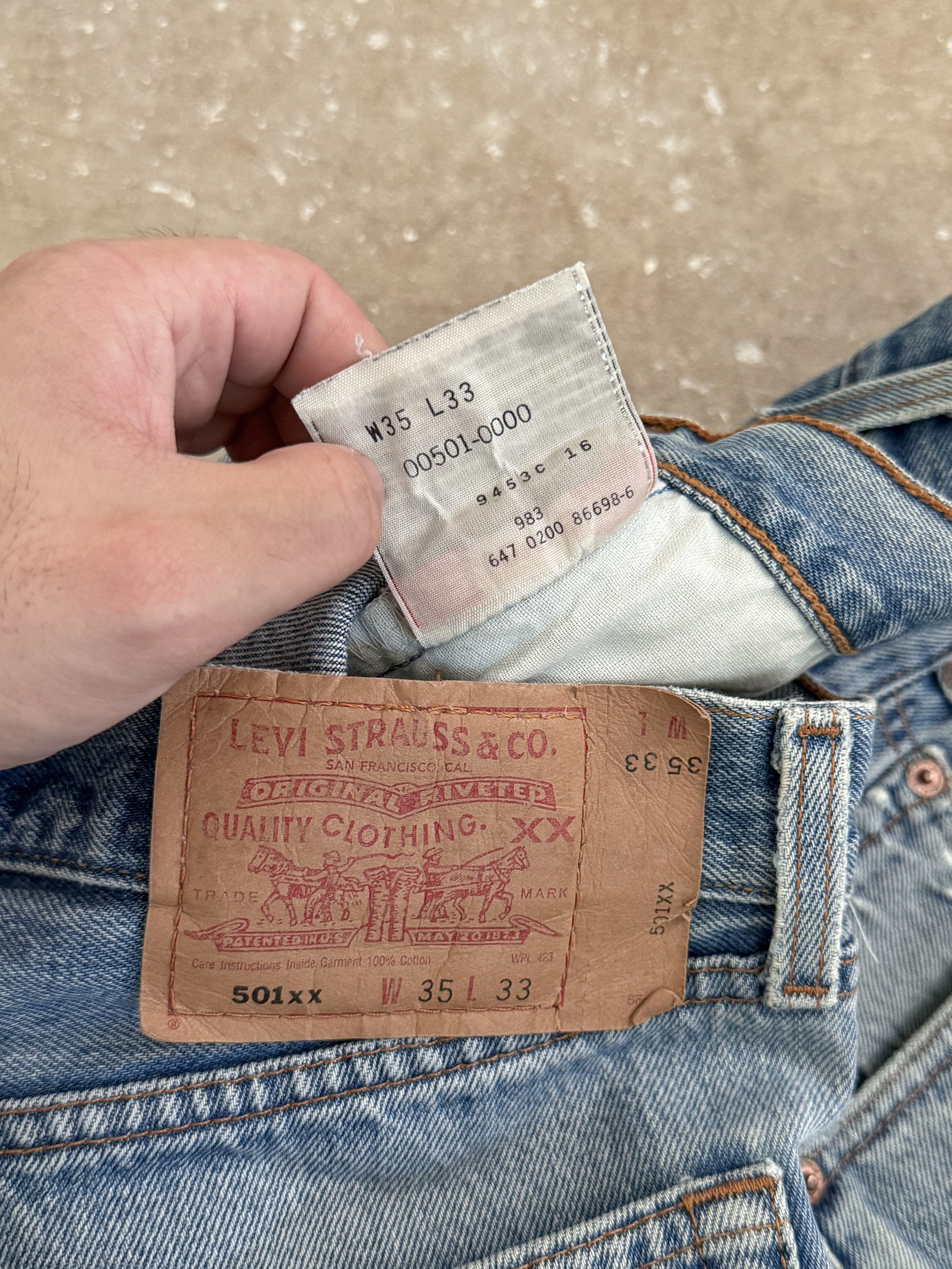 Early 00s Levis Faded Blue 501 Released Hem (33X30)