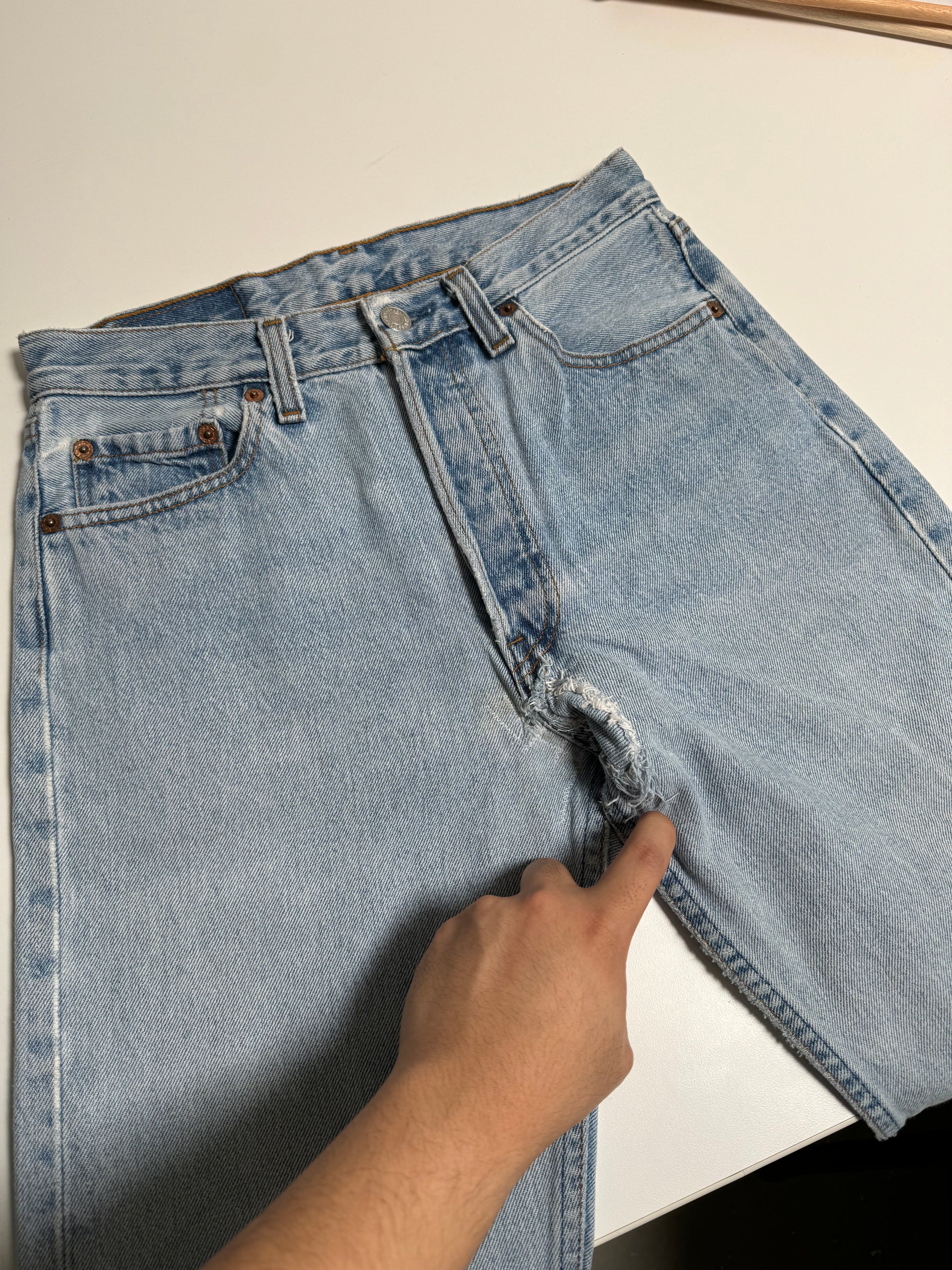 1990s Levis Faded Blue 501 Released Hem (27X32)