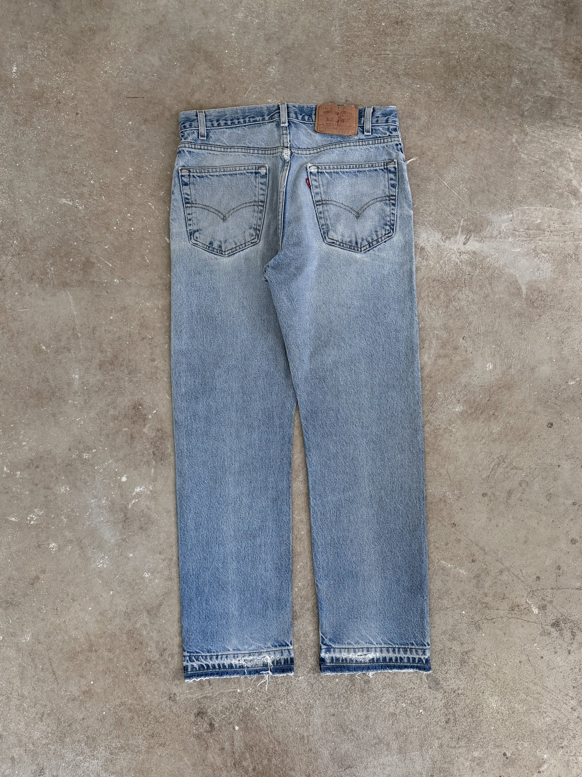 Early 00s Levis Faded Blue 505 Released Hem (32X30)