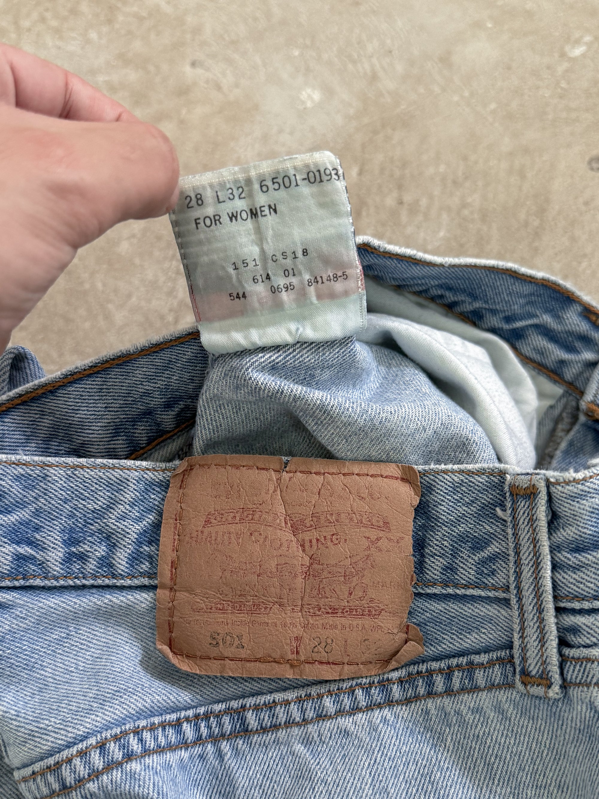 1990s Levis Faded Blue 501 Released Hem (27X32)