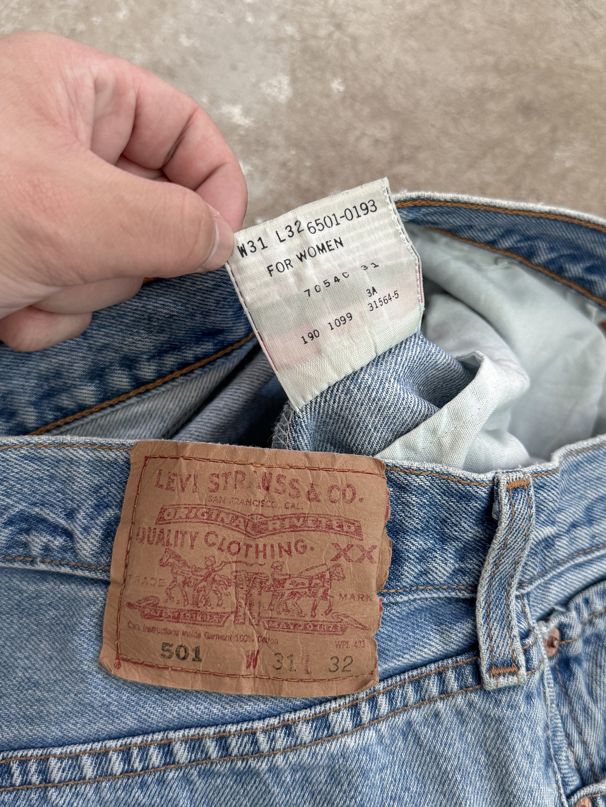 1990s Levis Faded Blue 501 Released Hem (29X32)