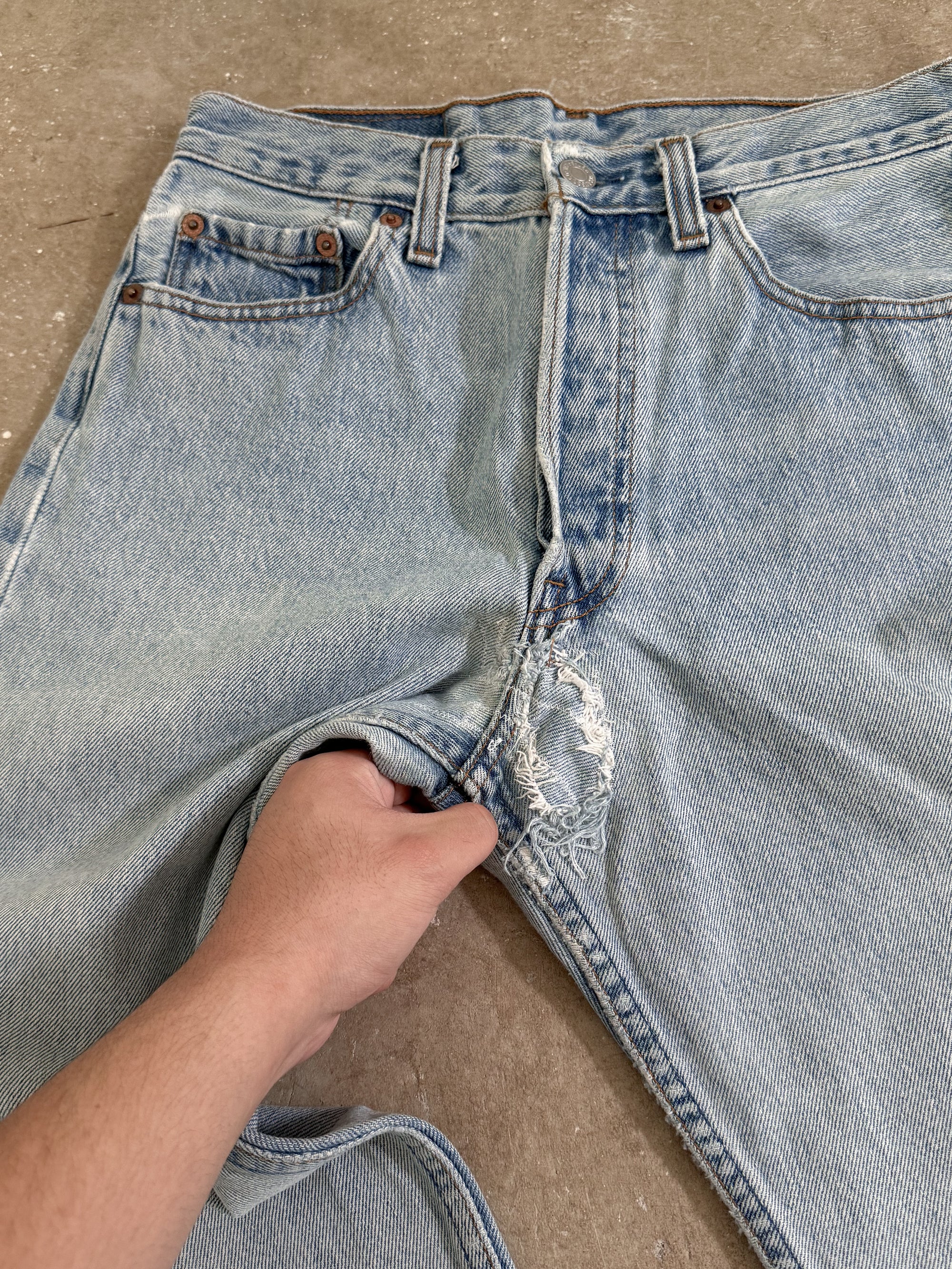 1990s Levis Faded Blue 501 Released Hem (27X32)