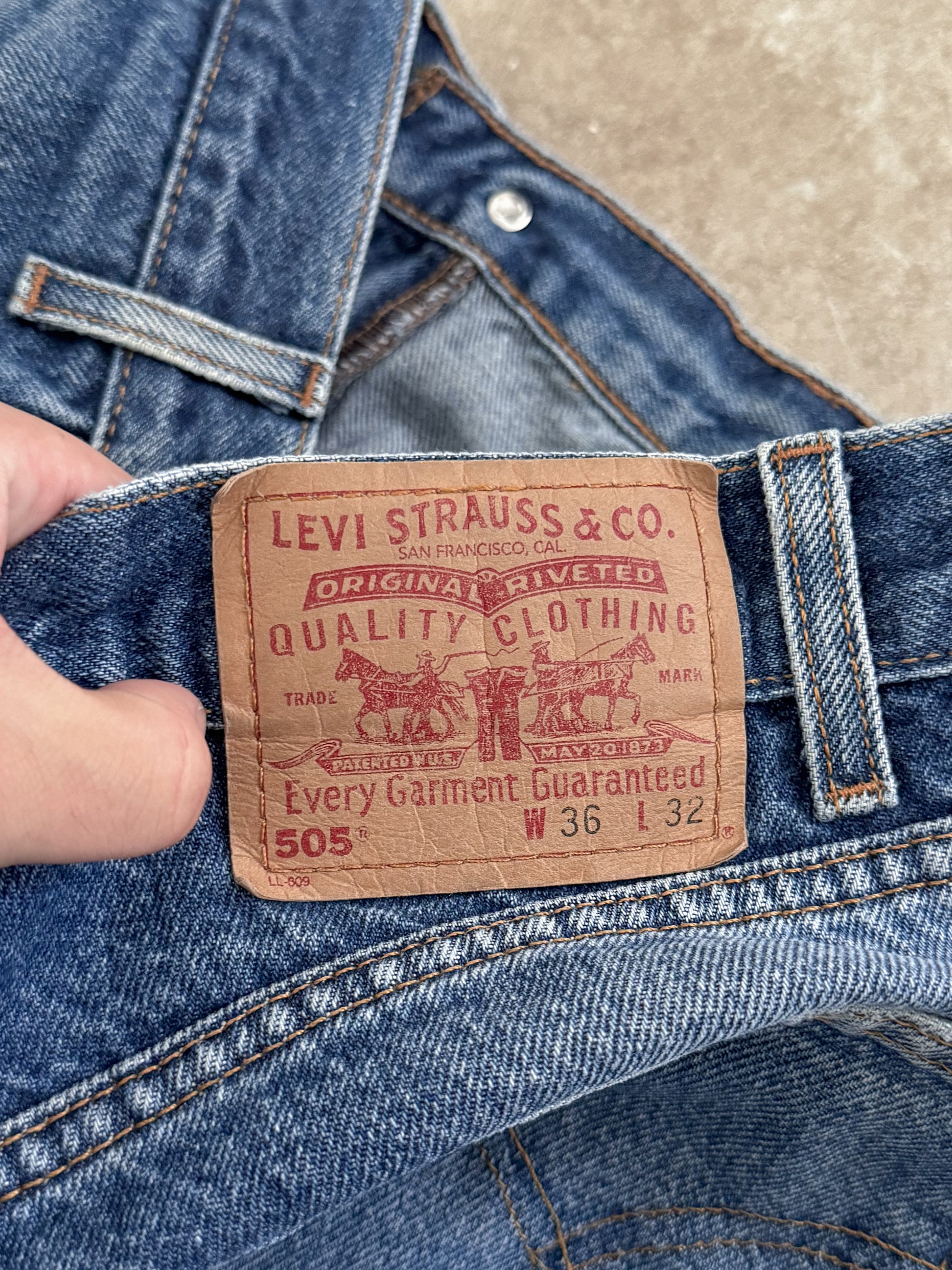 Early 00s Levis Faded Blue 505 (34X30)