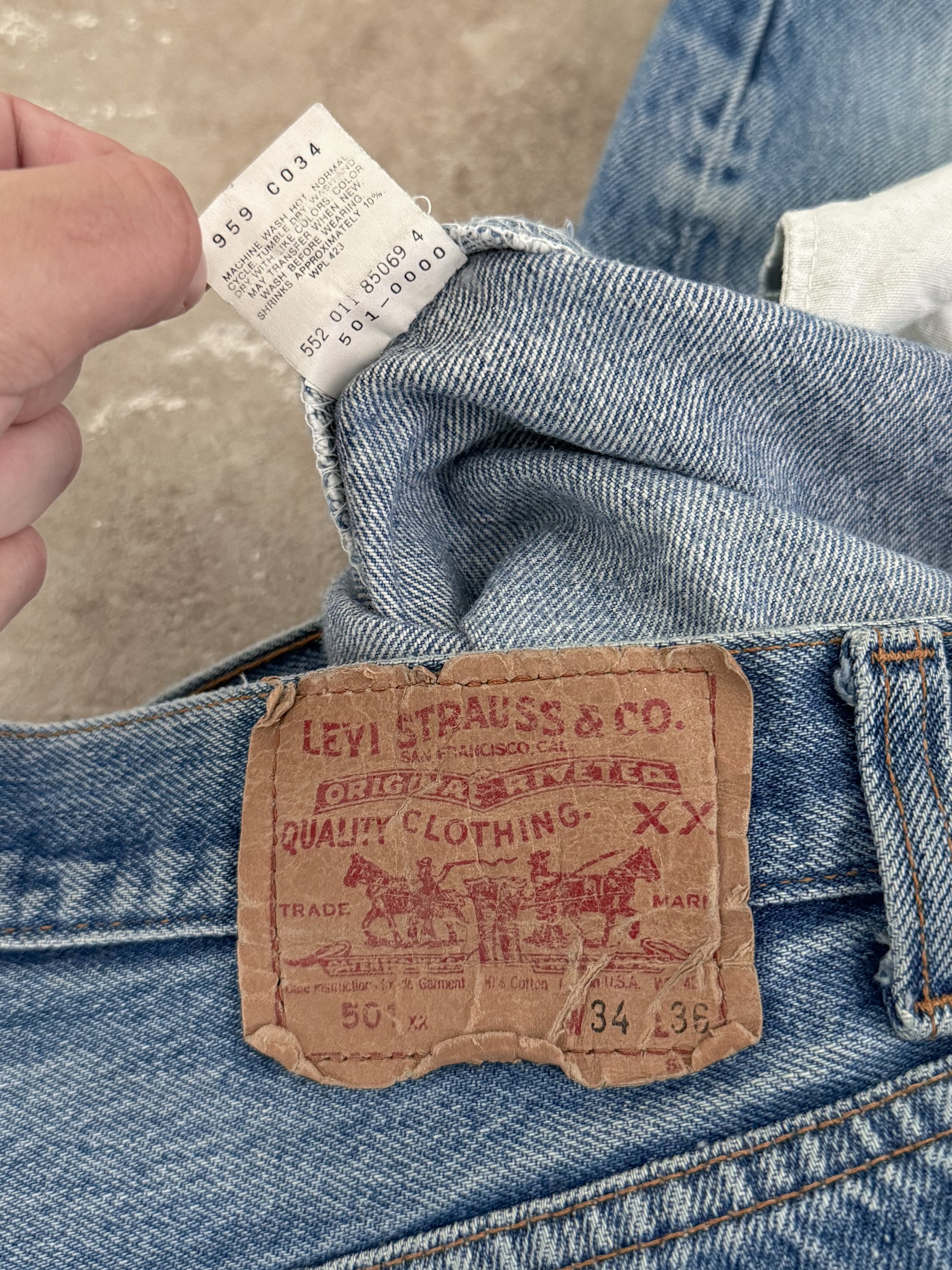 1990s Levis Faded Blue 501 Released Hem (31X28)