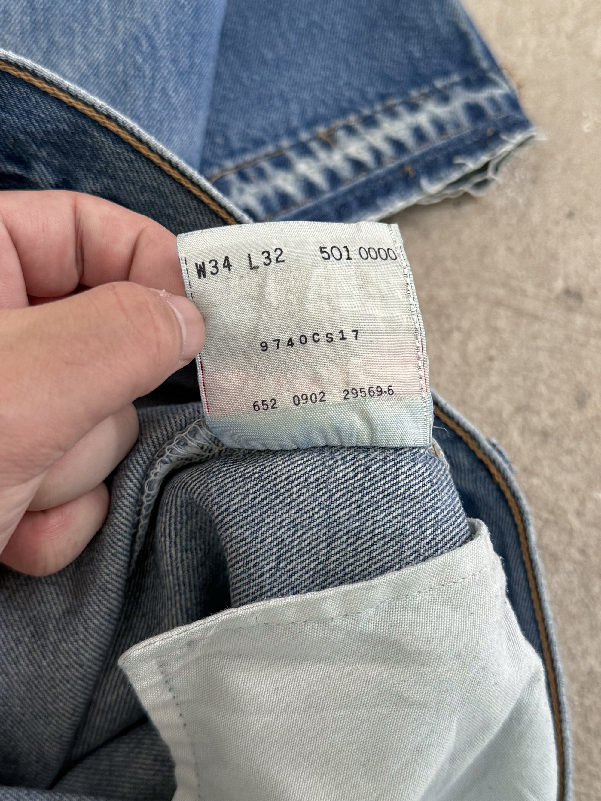 Early 00s Levis Faded Blue 501 Released Hem (32X29)