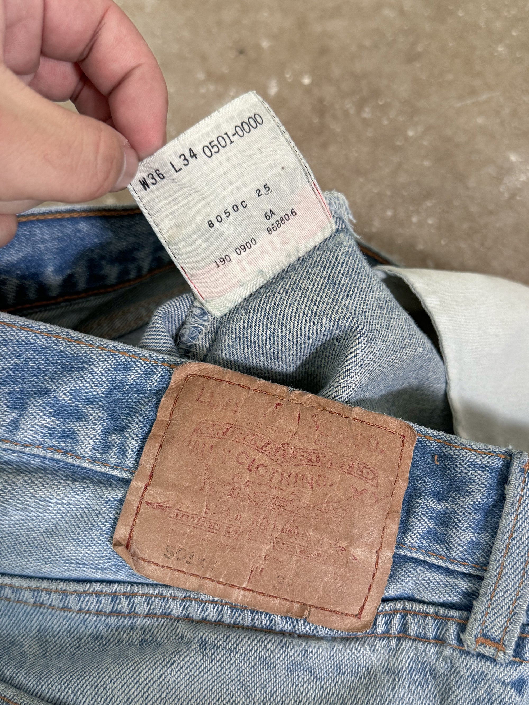 Early 00s Levis Faded Blue 501 Released Hem (33X30)