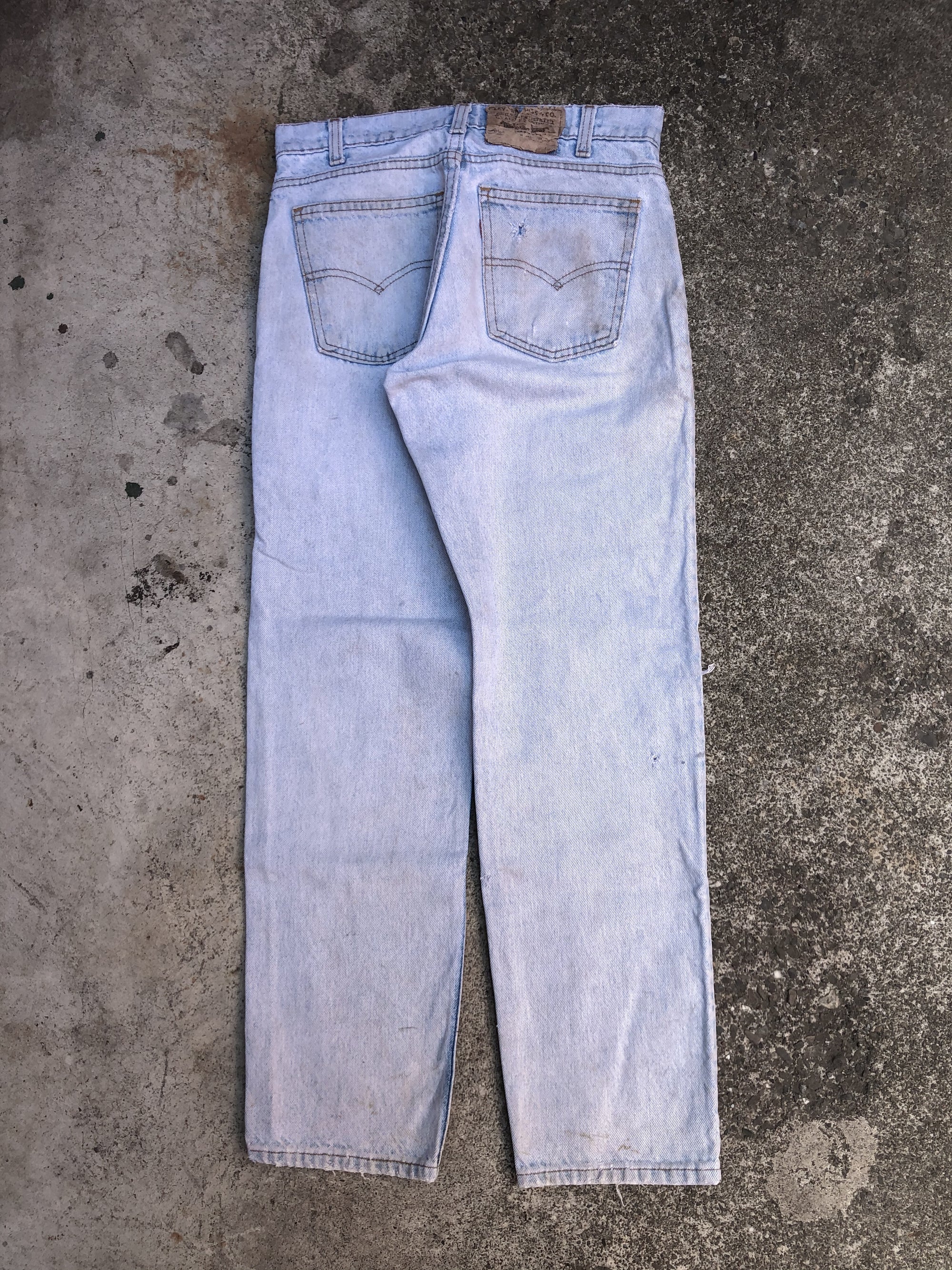 1980s Orange Tab Levis Thrashed Light Wash Blue 506 (28X28)