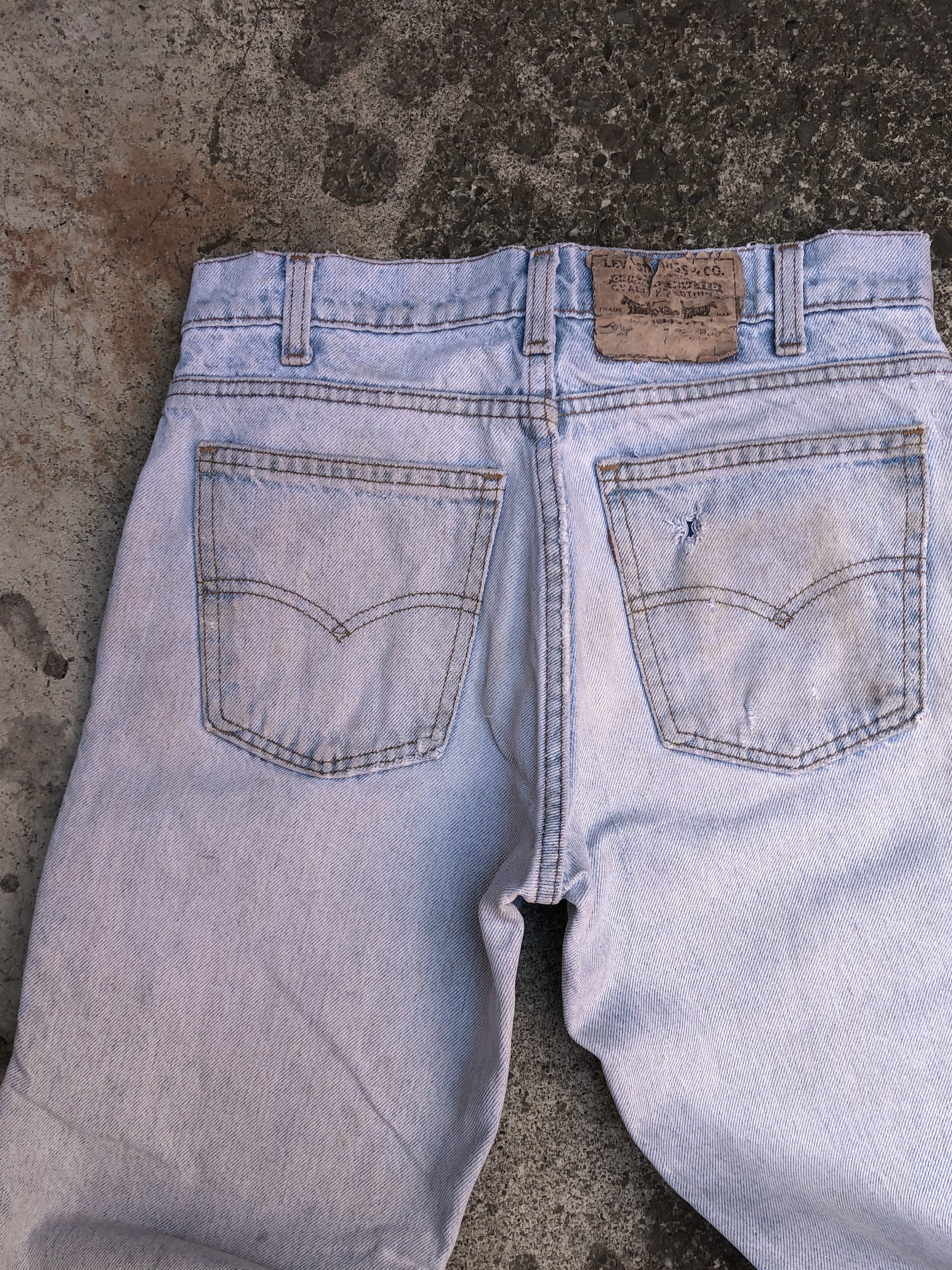 1980s Orange Tab Levis Thrashed Light Wash Blue 506 (28X28)