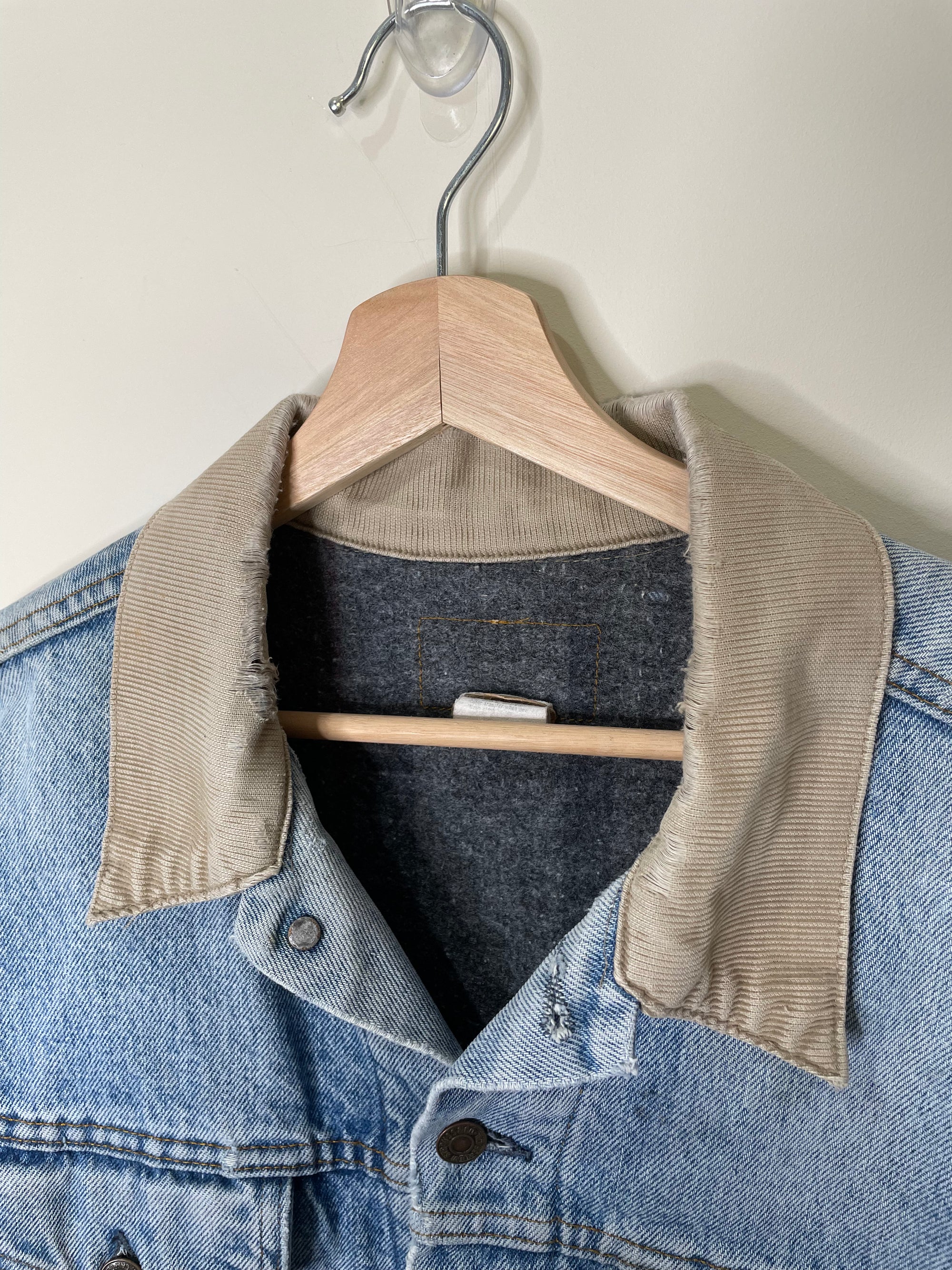 1980s Levi’s Faded Corduroy Collar Blanket-Lined Denim Trucker Jacket (L)