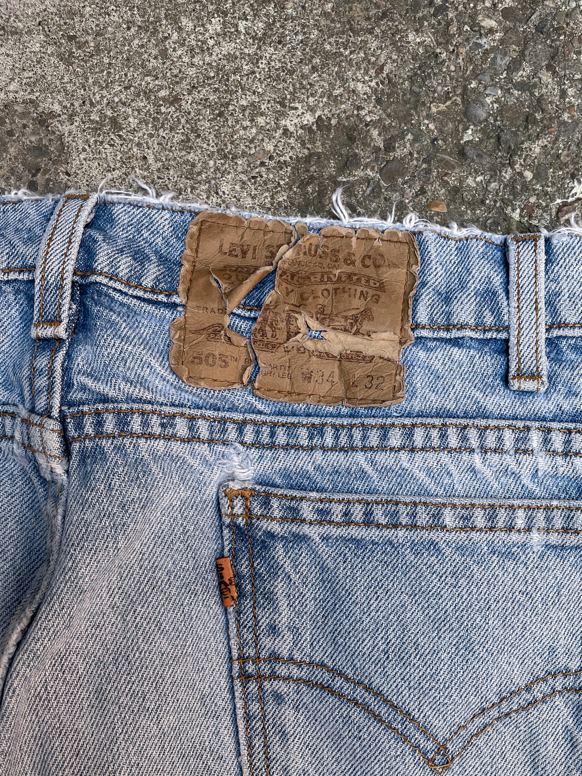 1990s Orange Tab Levi’s Distressed Light Wash Blue 505 (33X30)