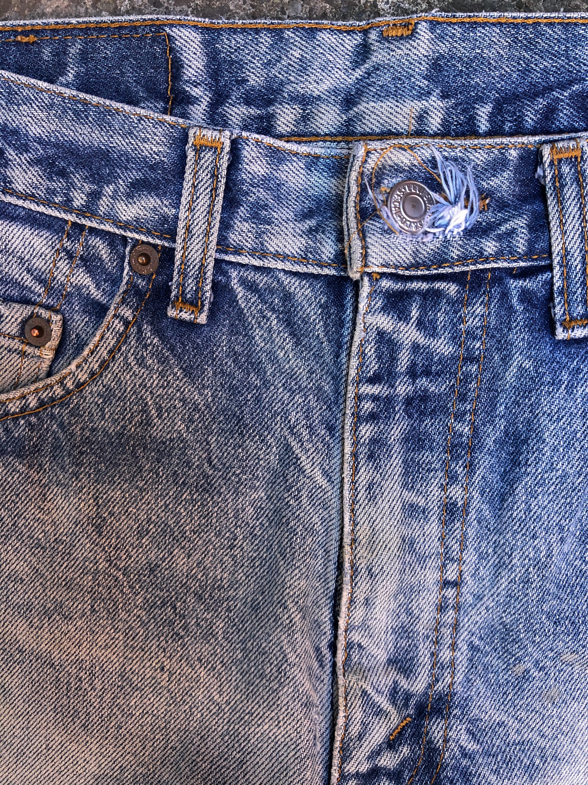 1990s Levis Distressed Faded Blue 505 (31X33)