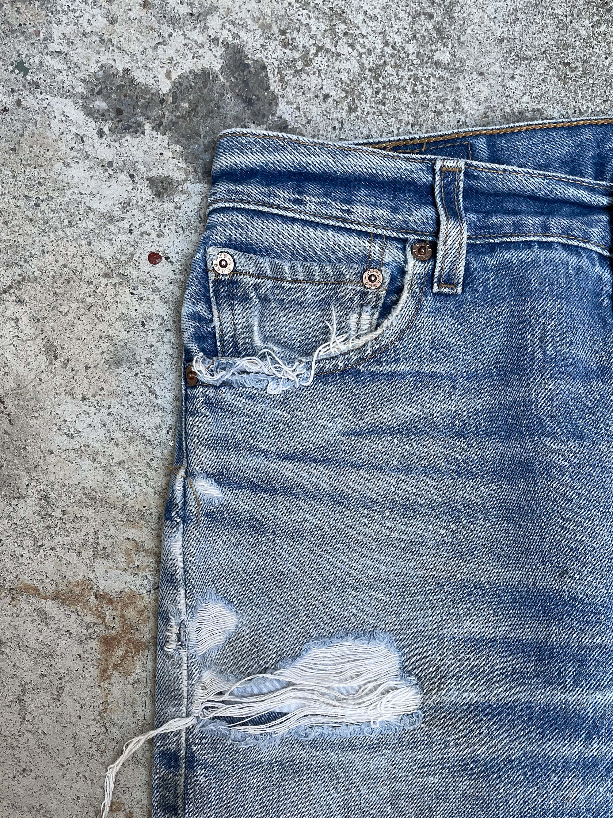 Vintage Levi’s Distressed Faded Blue 501 (30X30)