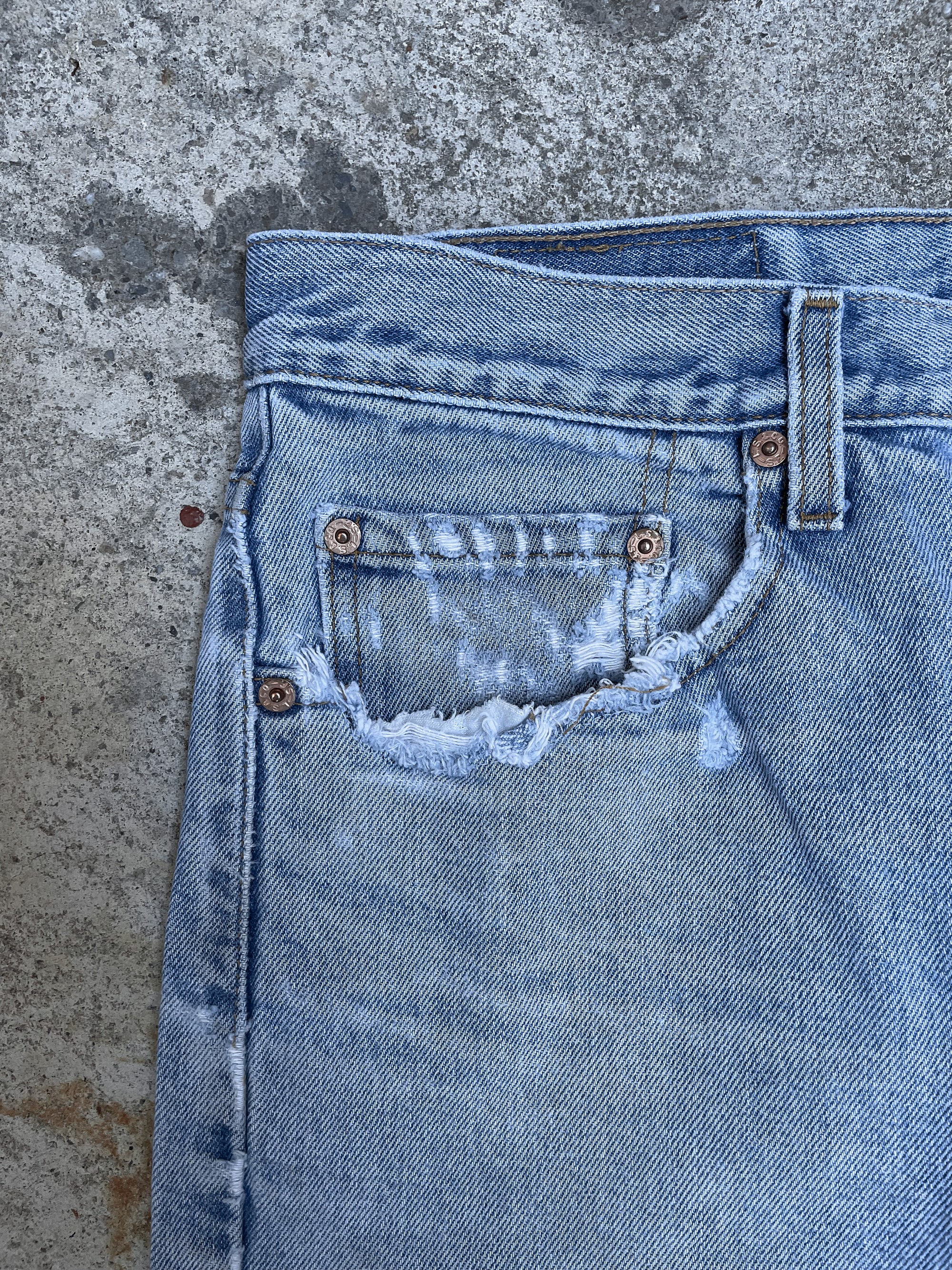 Vintage Levi’s Faded Blue 505 (32X31)