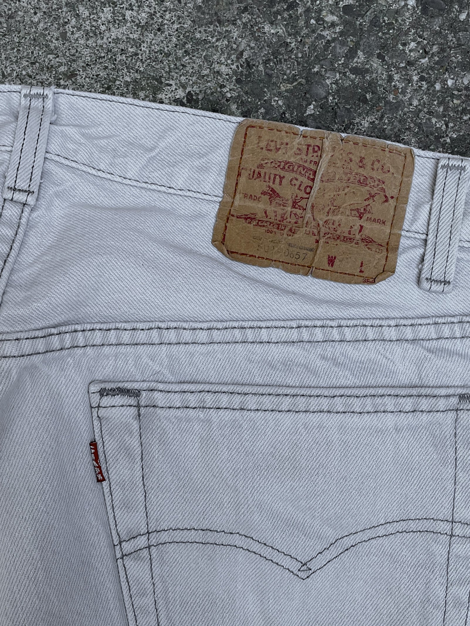 1980s Levi’s Faded Light Grey 501 Released Hem (33X31)