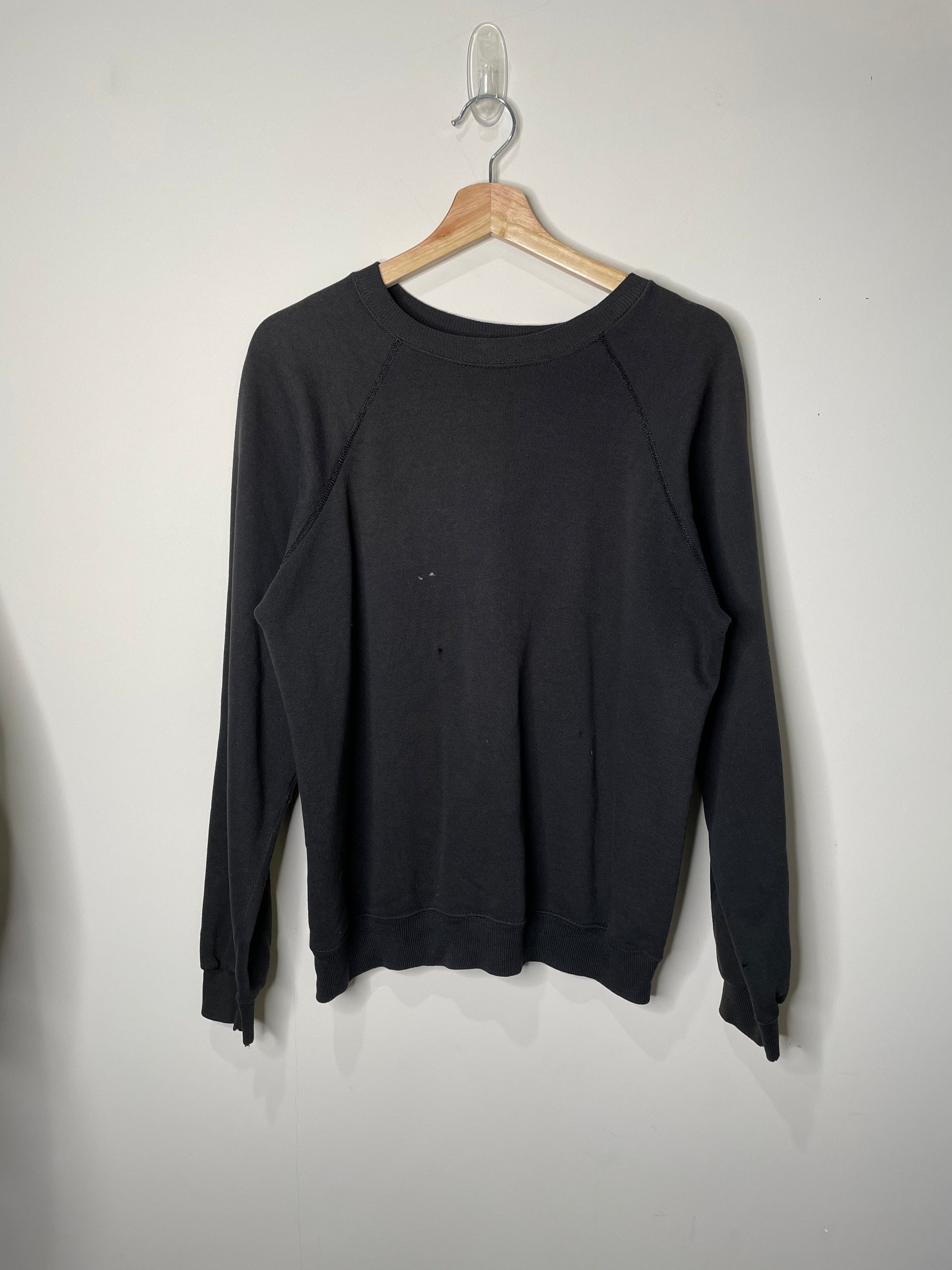 1990s Faded Black Raglan Sweatshirt (M)