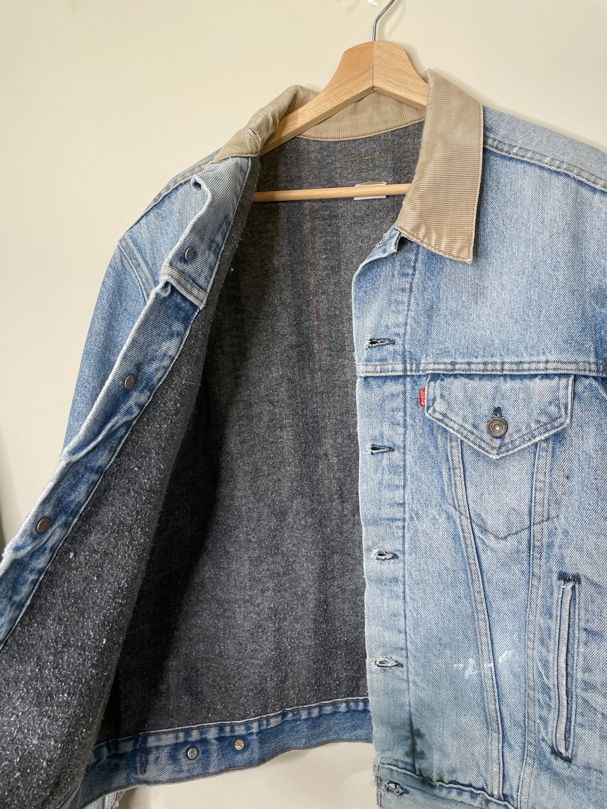 1980s Levi’s Faded Corduroy Collar Blanket-Lined Denim Trucker Jacket (L)