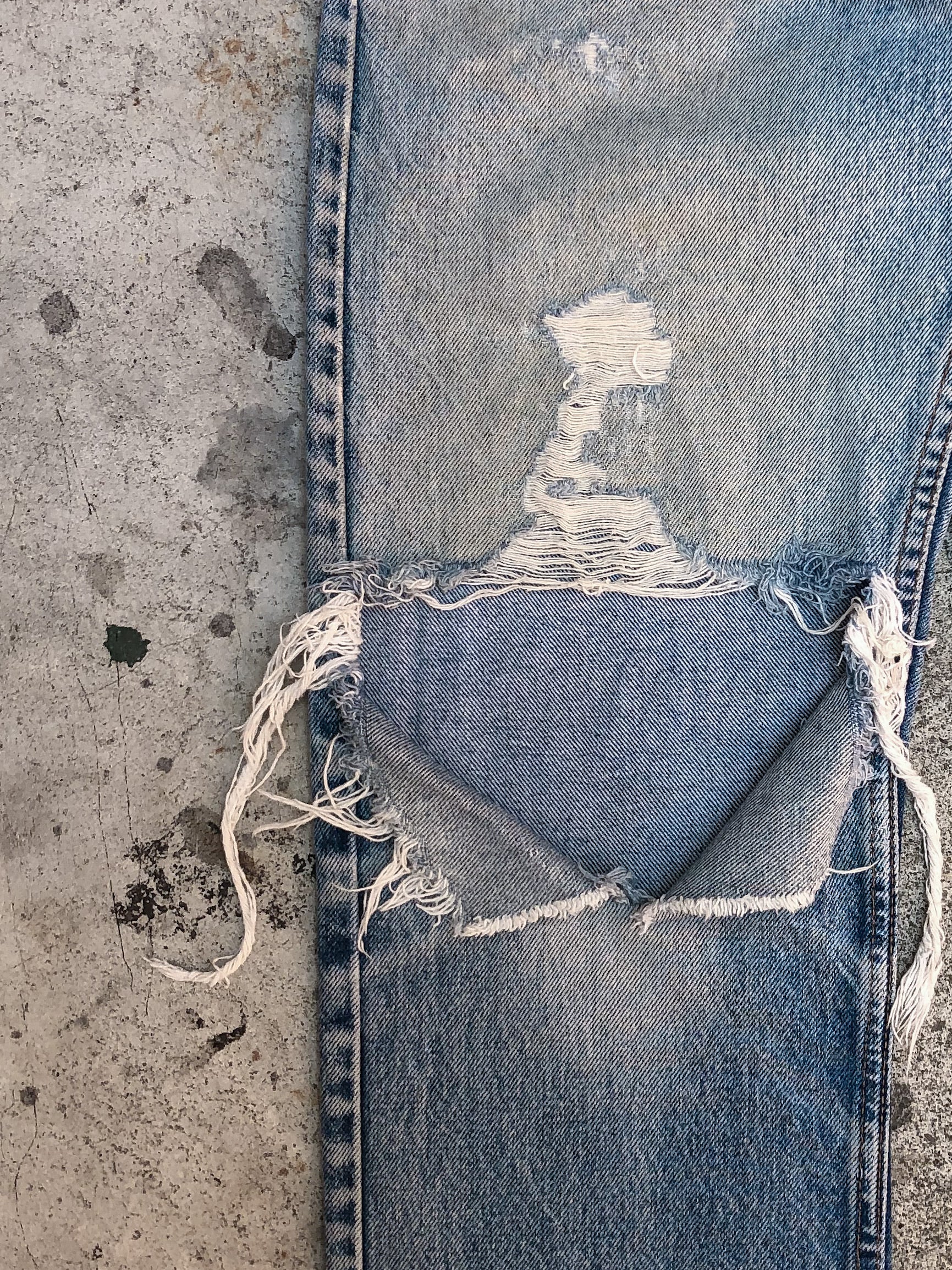 1990s Levis Faded Blue Knee Blowout 505 (31X32)